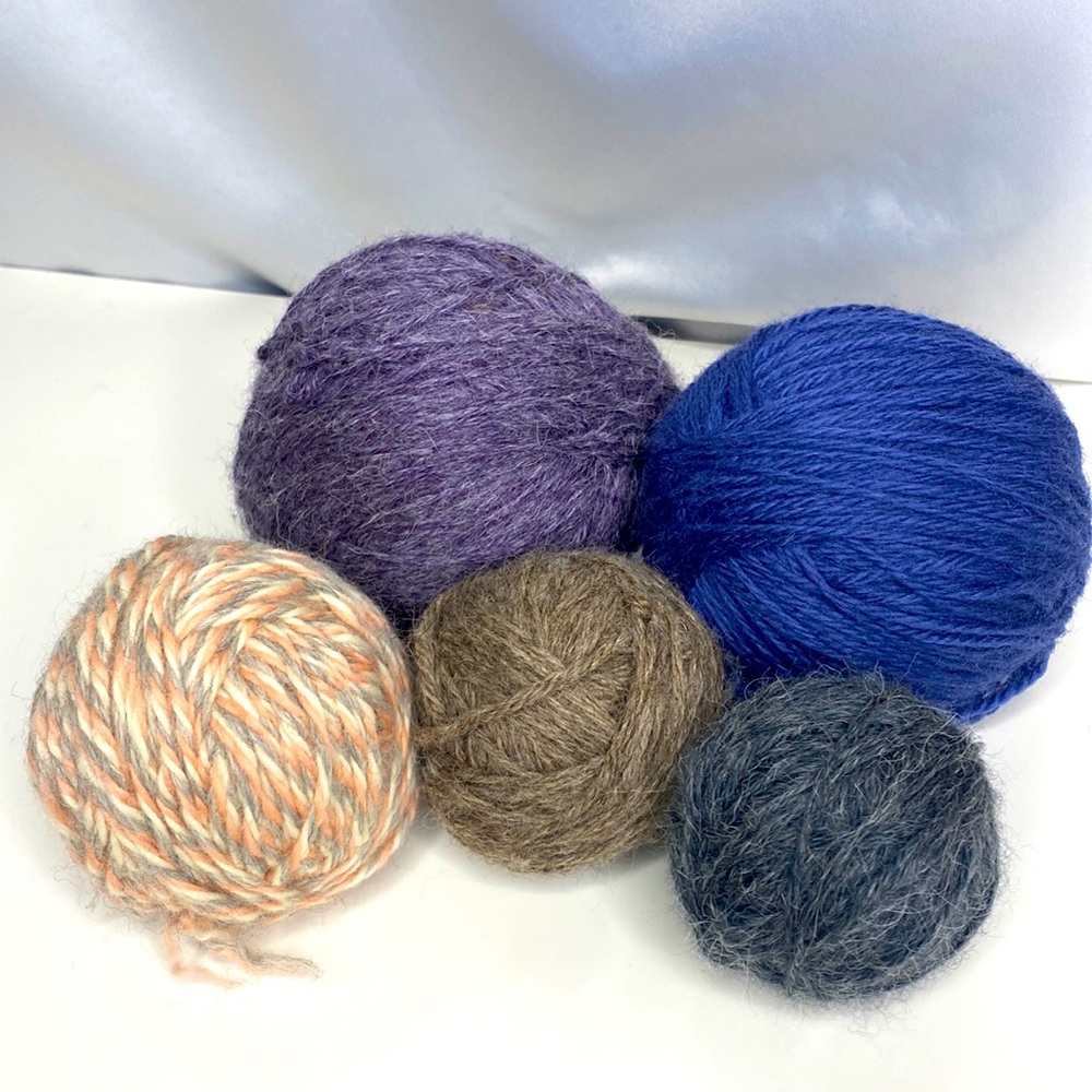 Lot of 5 Various colors of 🧶 Yarn